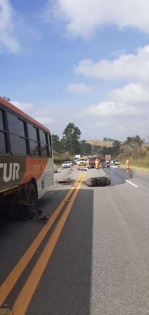 Mulher morre em acidente entre carro e ônibus na BR-040, em Alfredo Vasconcelos - Foto: Divulgação/Corpo de Bombeiros