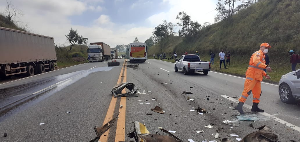 Mulher morre em acidente entre carro e ônibus na BR-040, em Alfredo Vasconcelos - Foto: Divulgação/Corpo de Bombeiros