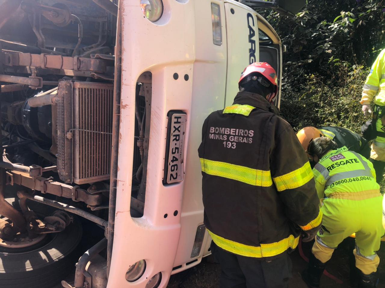 Motorista fica feriado após carreta tombar na BR-040 em Nova Lima - Foto: Divulgação/Corpo de Bombeiros