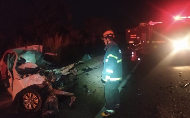 Duas pessoas morrem em acidente entre carro e carreta dos Correios na BR-251, em Salinas - Foto: Corpo de Bombeiros/Divulgação