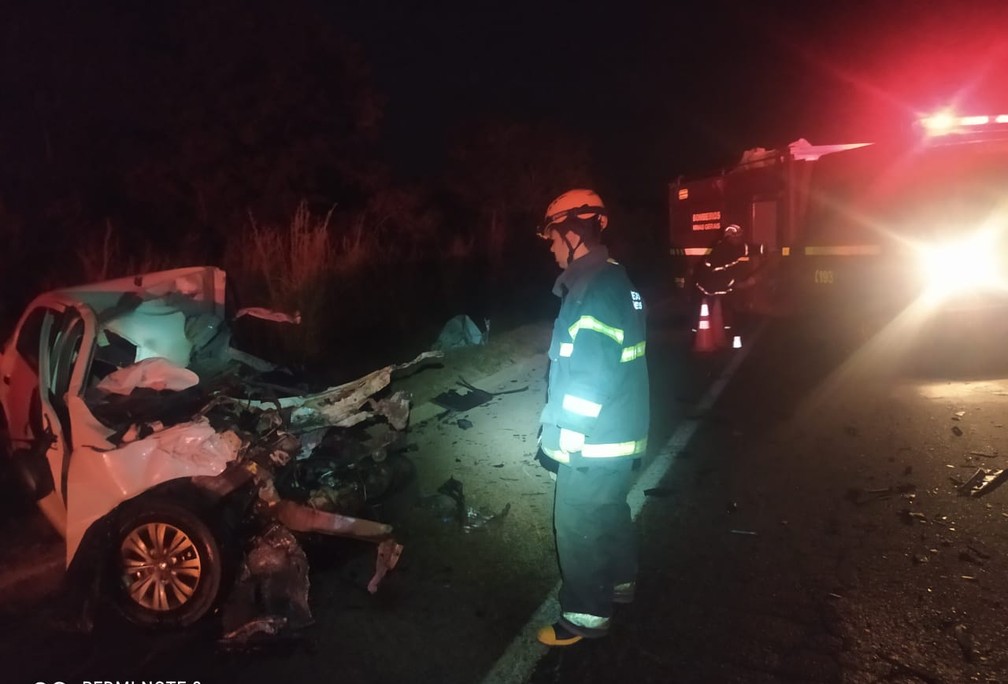 Duas pessoas morrem em acidente entre carro e carreta dos Correios na BR-251, em Salinas - Foto: Corpo de Bombeiros/Divulgação