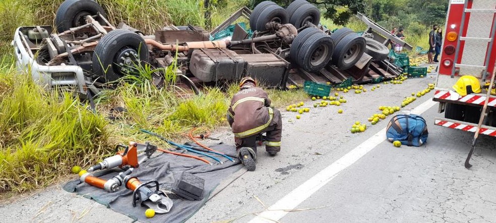 Jovem morre após caminhão capotar na BR-267, em Lima Duarte - Foto: Corpo de Bombeiros/Divulgação