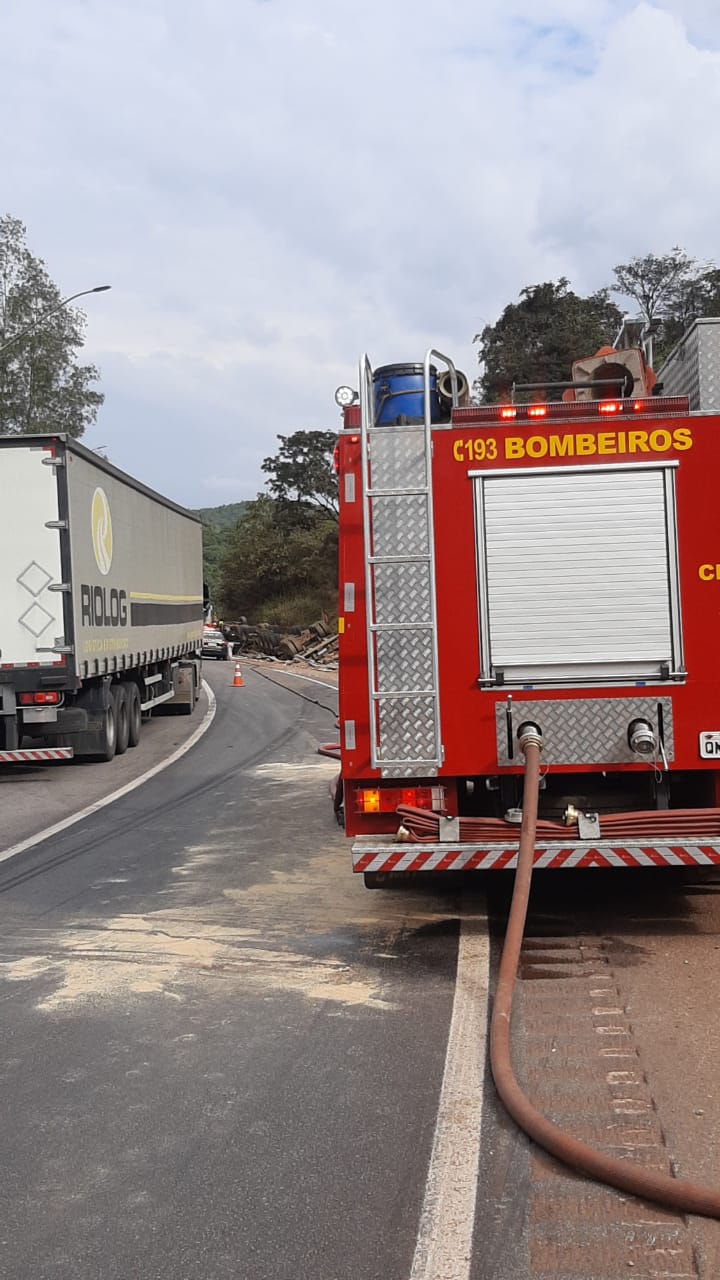 Motorista fica ferida em acidente entre caminhões na BR-381, em Itatiaiuçu - Foto: Divulgação/Corpo de Bombeiros