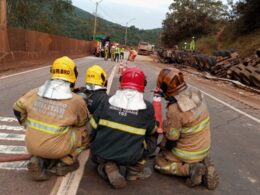 Motorista fica ferida em acidente entre caminhões na BR-381, em Itatiaiuçu - Foto: Divulgação/Corpo de Bombeiros