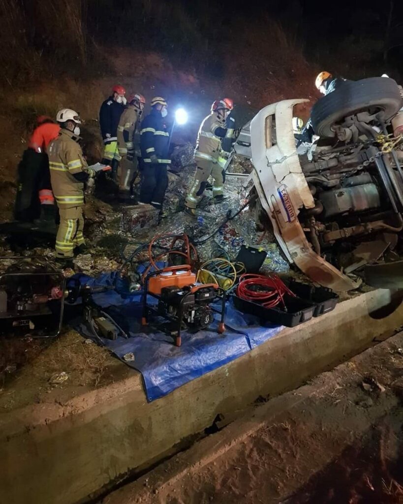 Motorista morre depois de tombar caminhão na BR-381, em Brumadinho - Foto: Reprodução/Redes Sociais