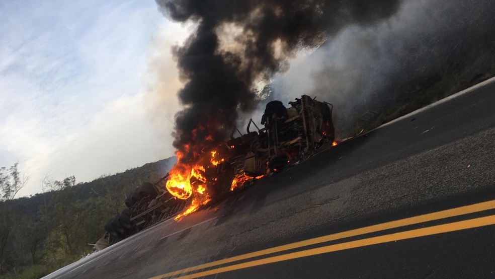 Motorista morre carbonizado após tombar caminhão na BR-381, em João Monlevade - Foto: Corpo de Bombeiros/Divulgação