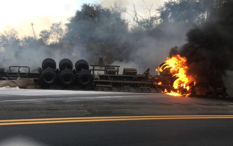 Motorista morre carbonizado após tombar caminhão na BR-381, em João Monlevade - Foto: Corpo de Bombeiros/Divulgação