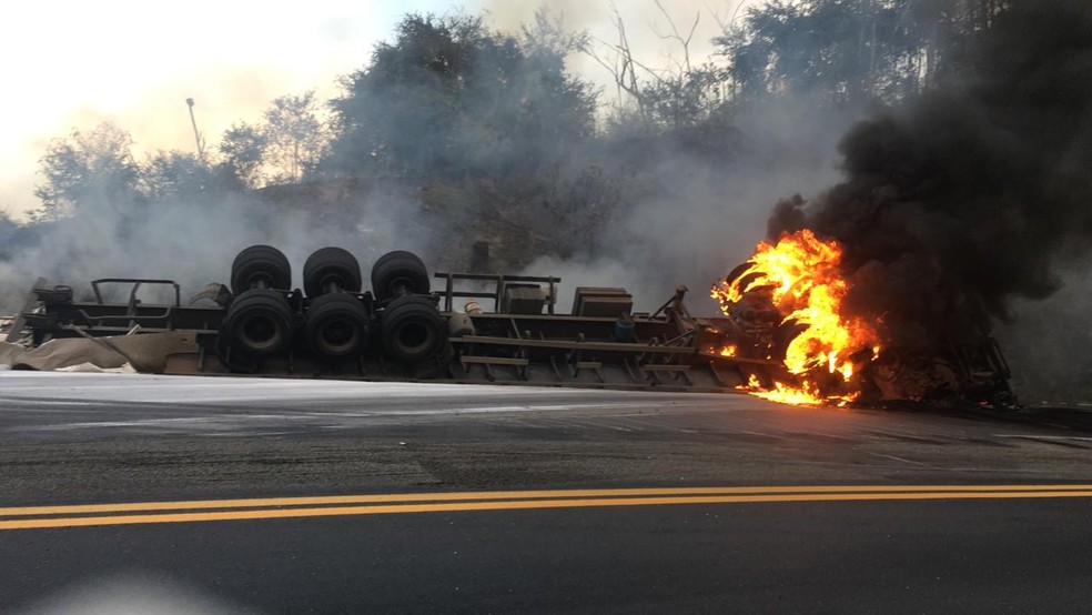 Motorista morre carbonizado após tombar caminhão na BR-381, em João Monlevade - Foto: Corpo de Bombeiros/Divulgação