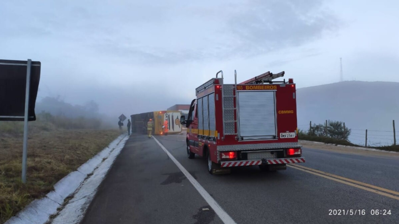 Ônibus capota e deixa 14 pessoas feridas na BR-381, em Nova Era - Foto: Divulgação/Corpo de Bombeiros