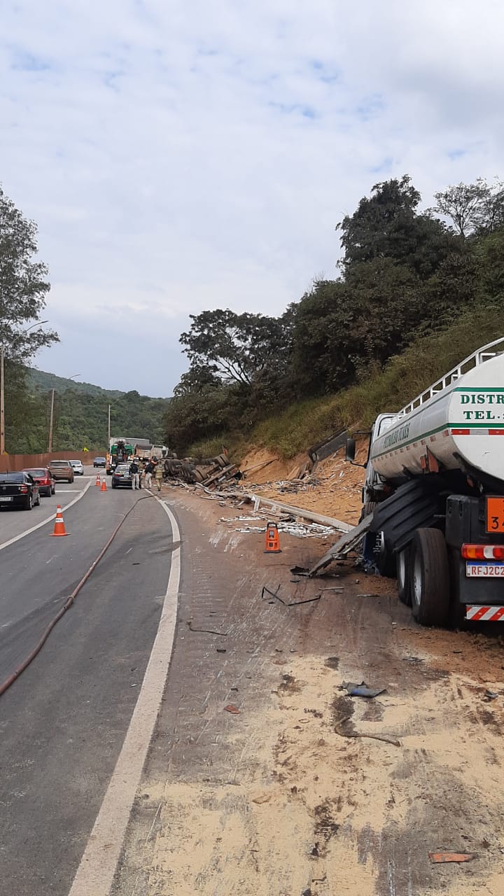 Motorista fica ferida em acidente entre caminhões na BR-381, em Itatiaiuçu - Foto: Divulgação/Corpo de Bombeiros