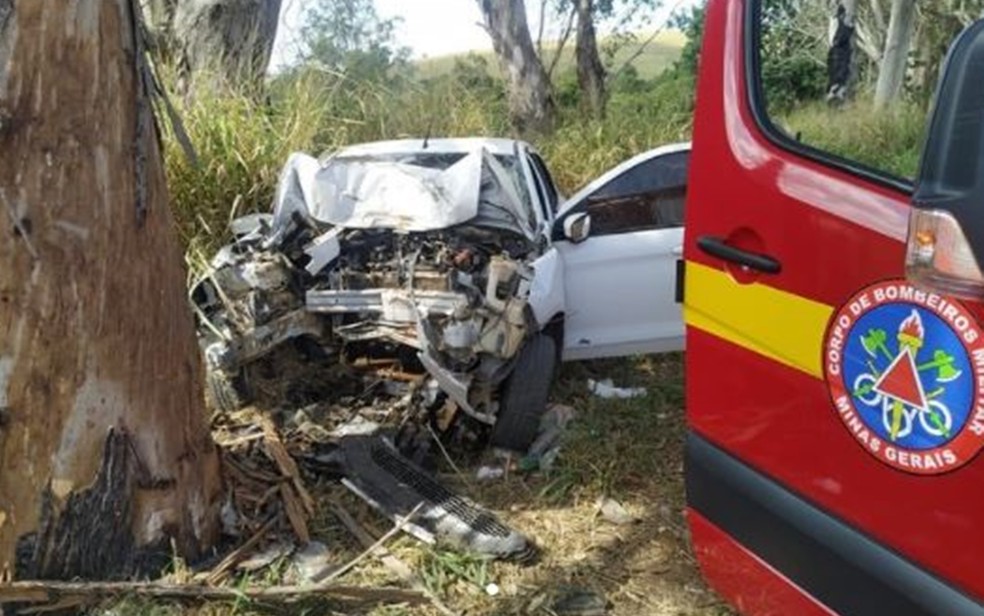 Homem fica gravemente ferido em acidente com carro na BR-491, em Varginha - Foto: Divulgação/Corpo de Bombeiros