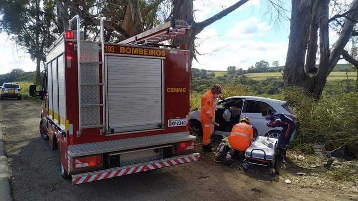 Homem fica gravemente ferido em acidente com carro na BR-491, em Varginha - Foto: Divulgação/Corpo de Bombeiros