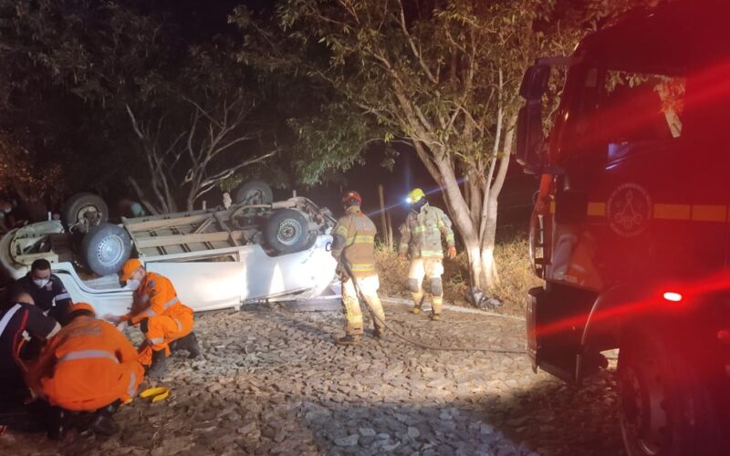 Sete pessoas ficam feridas após kombi capota em Governador Valadares - Foto: Corpo de Bombeiros/Divulgação