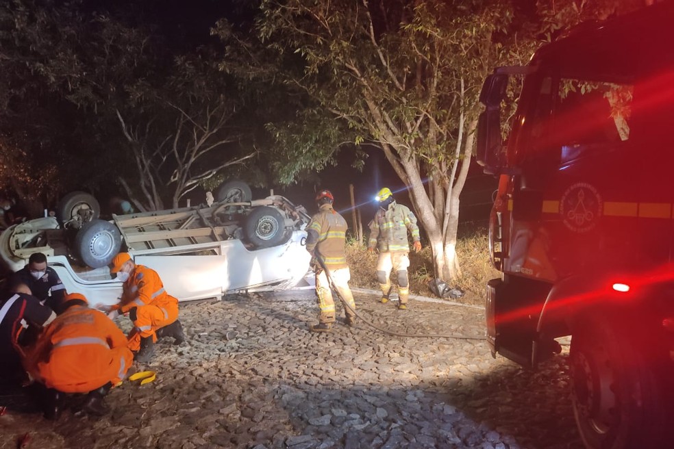 Sete pessoas ficam feridas após kombi capota em Governador Valadares - Foto: Corpo de Bombeiros/Divulgação