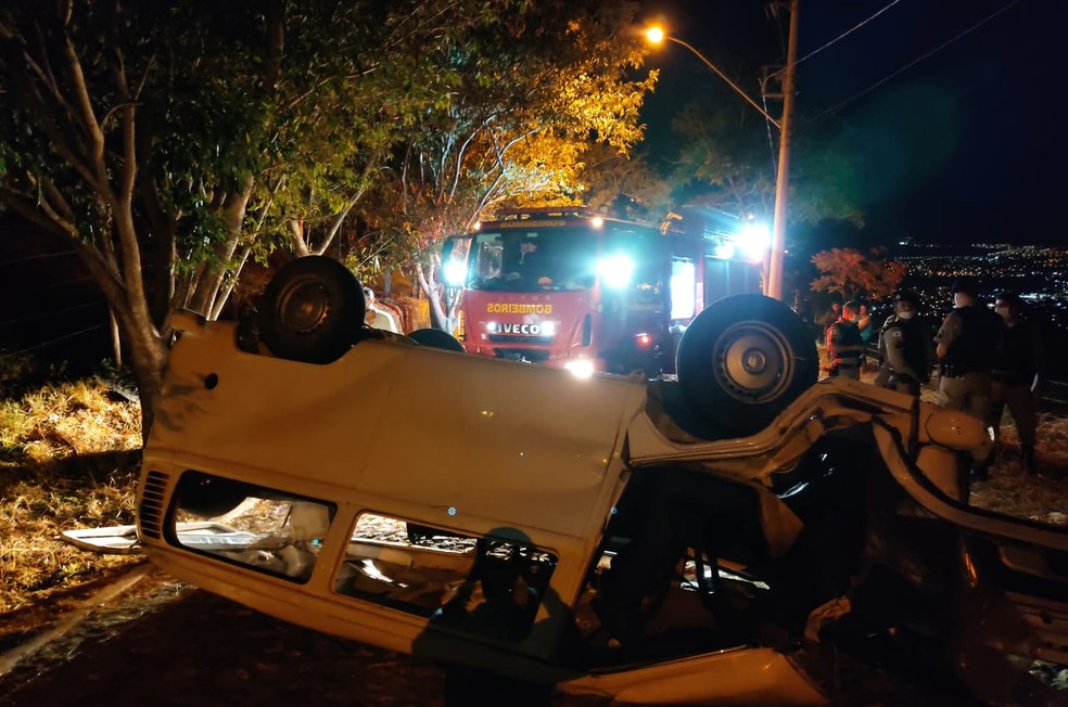 Sete pessoas ficam feridas após kombi capota em Governador Valadares - Foto: Corpo de Bombeiros/Divulgação