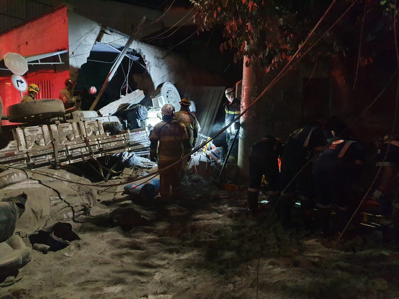 Bebê de dois meses morre após caminhão capotar em Belo Horizonte - Foto: Divulgação/Corpo de Bombeiros