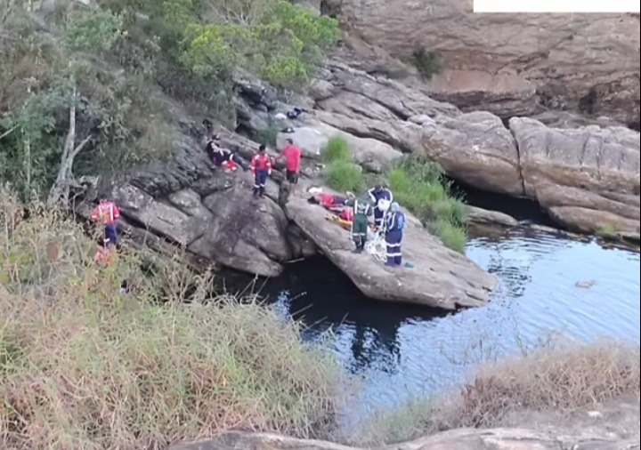 Casal morre afogado após pula em cachoeira para fugir de ataque de abelhas em Barão de Cocais - Foto: Reprodução/Redes Sociais