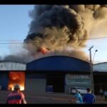 Homem fica ferido após barracão de adubo pegar fogo em Campos Gerais - Foto: Divulgação/Corpo de Bombeiros