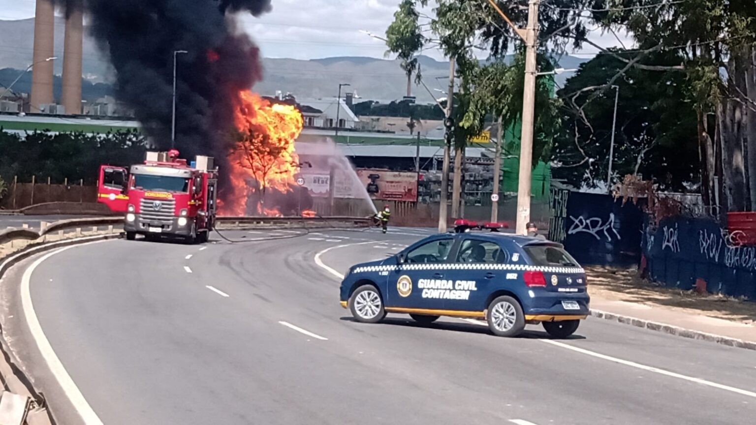 Carreta com 25 mil litros de etanol pega fogo na Avenida Babita Camargos, em Contagem - Foto: Divulgação/Guarda Civil de Contagem