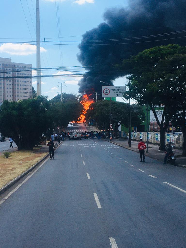 Carreta com 25 mil litros de etanol pega fogo na Avenida Babita Camargos, em Contagem - Foto: Divulgação
