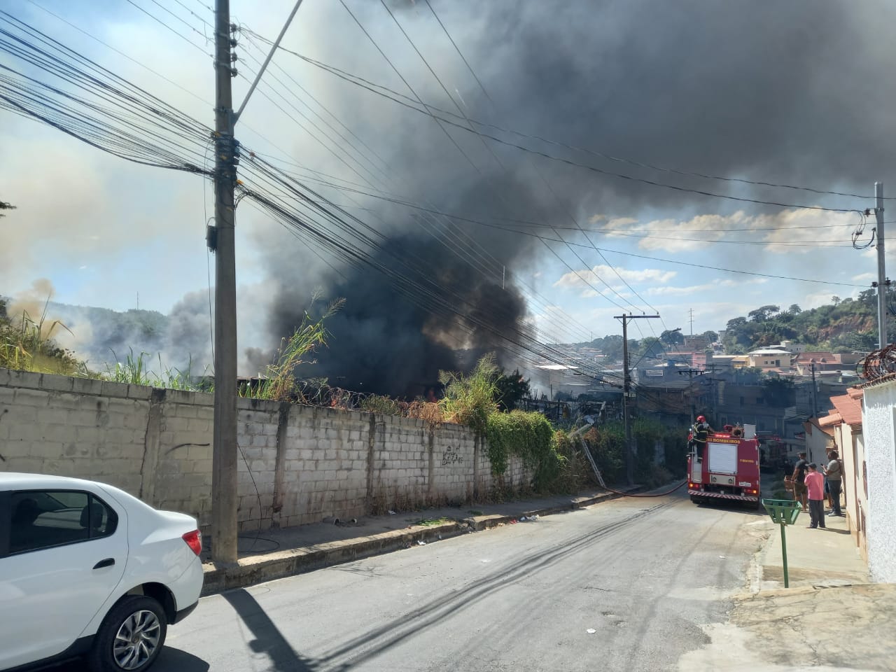 Incêndio de grandes proporções atinge galpão e casas em Contagem - Foto: Divulgação/Corpo de Bombeiros