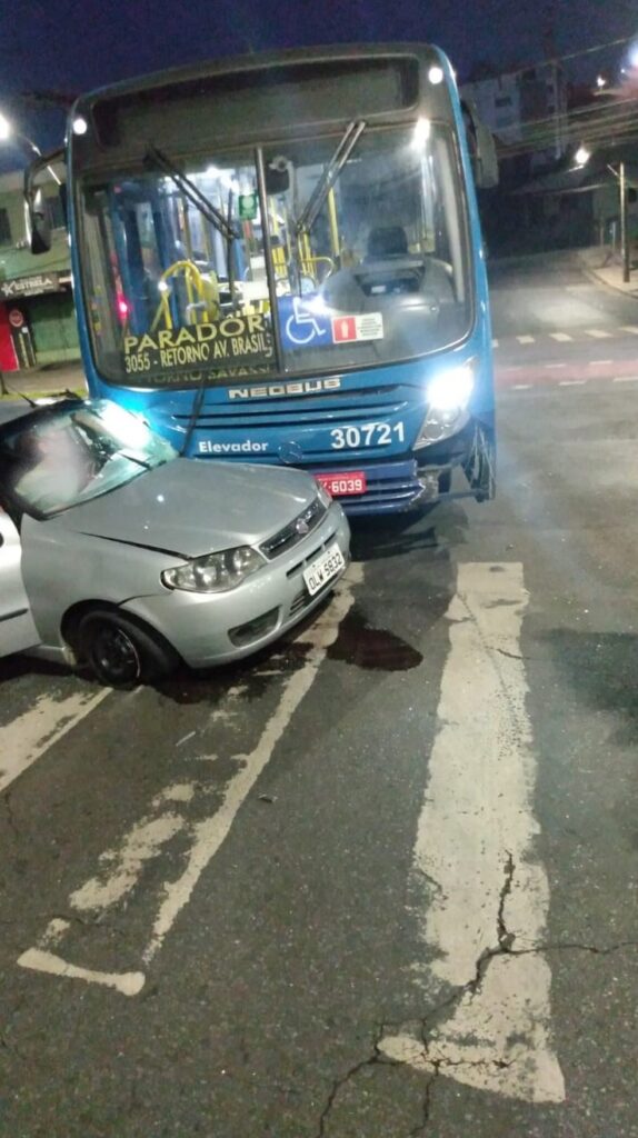 Duas pessoas ficam feridas em acidente entre carro e ônibus no Barreiro, em Belo Horizonte - Foto: Divulgação/Corpo de Bombeiros