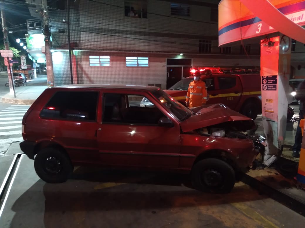 Mulher fica gravemente ferida após bater em posto de gasolina de Conselheiro Lafaiete - Foto: Divulgação/Corpo de Bombeiros