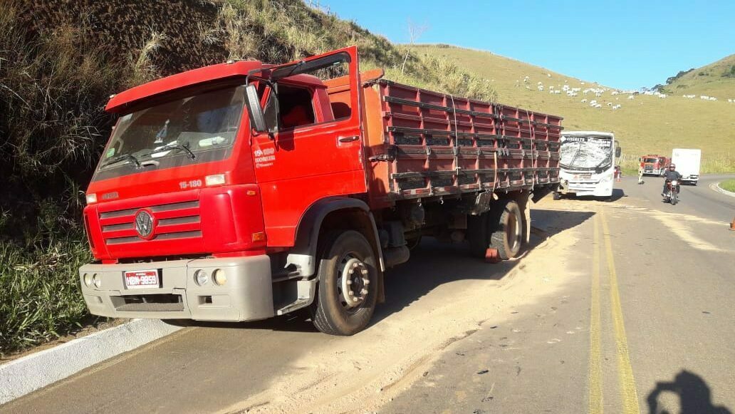 Onze pessoas ficam feridas em acidente entre micro-ônibus e caminhão na BR-356, em Muriaé - Foto: Divulgação/CBMMG