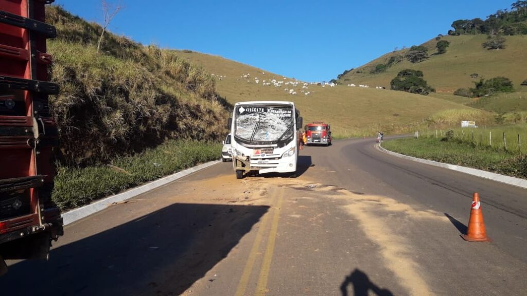 Onze pessoas ficam feridas em acidente entre micro-ônibus e caminhão na BR-356, em Muriaé - Foto: Divulgação/CBMMG