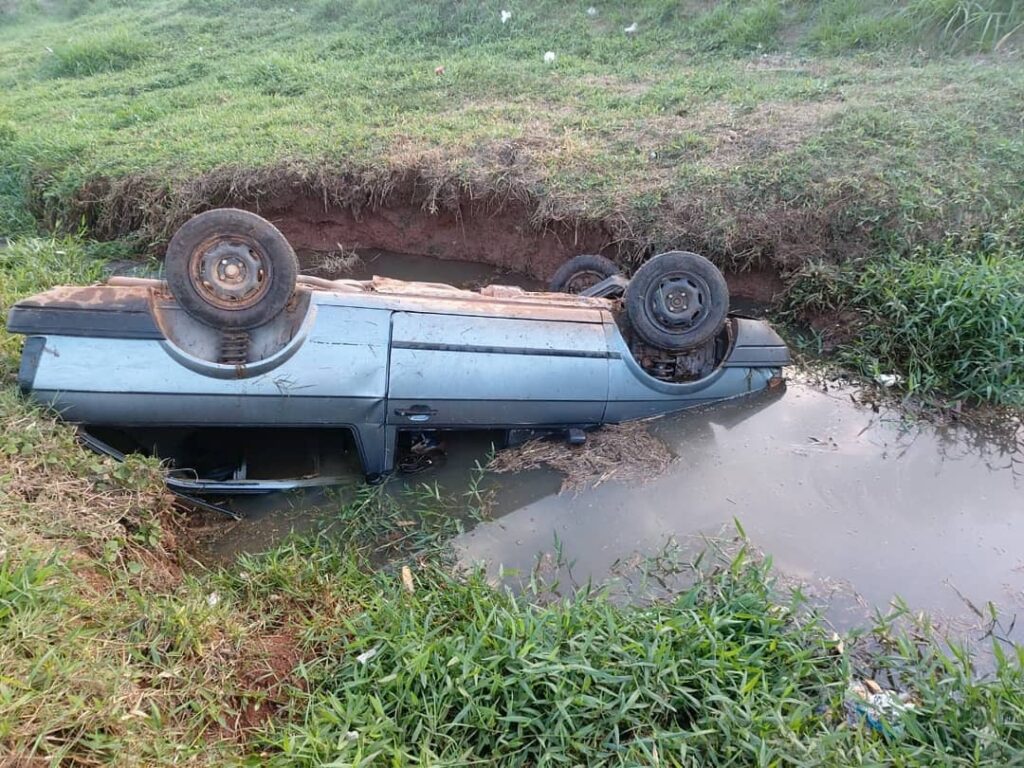 Três pessoas ficam feridas após carro capotar em avenida de Guaxupé - Foto: Corpo de Bombeiros/Divulgação