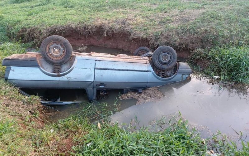 Três pessoas ficam feridas após carro capotar em avenida de Guaxupé - Foto: Corpo de Bombeiros/Divulgação