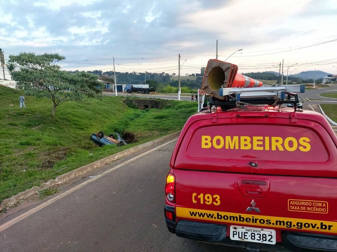 Três pessoas ficam feridas após carro capotar em avenida de Guaxupé  - Foto: Corpo de Bombeiros/Divulgação