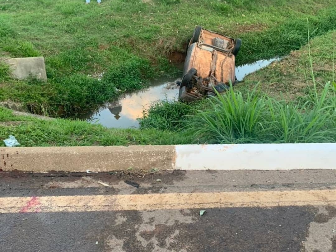 Três pessoas ficam feridas após carro capotar em avenida de Guaxupé  - Foto: Corpo de Bombeiros/Divulgação