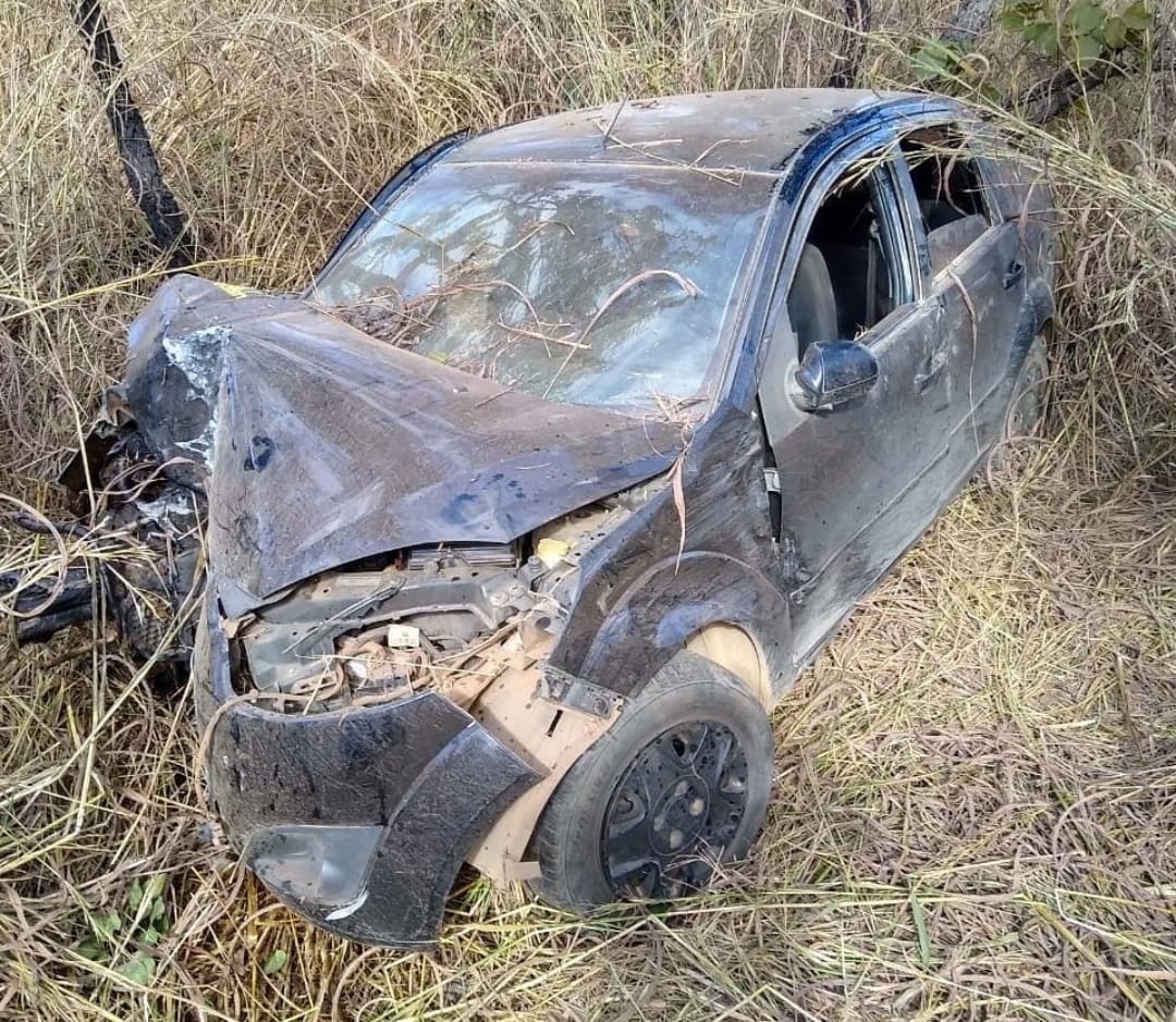 Seis pessoas ficam feridas após carro capotar na LMG-628, em Unaí - Foto: Divulgação/CBMMG