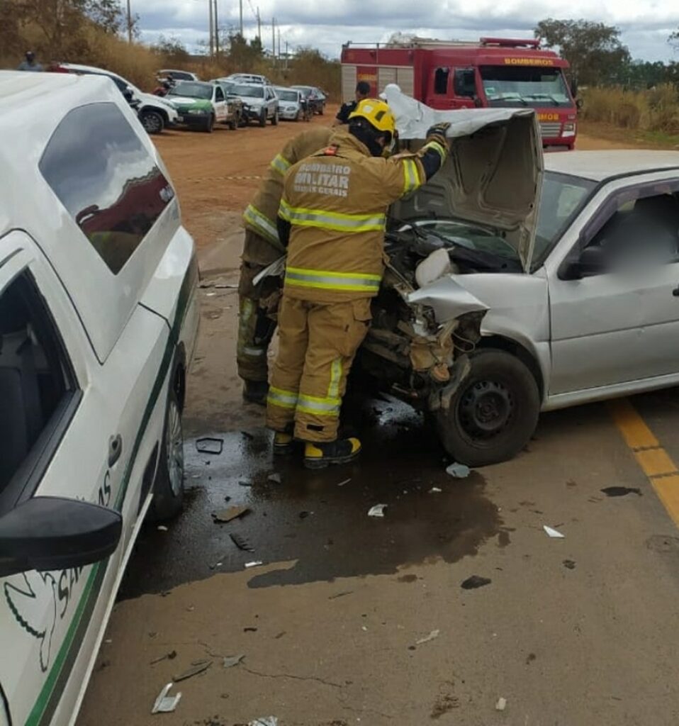 Homem morre e dois ficam feridos em acidente na MG-404, em Salinas - Foto: Divulgação/CMMBG