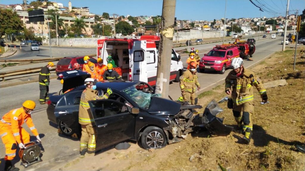 Motorista fica ferido após bater em poste na Via Expressa de Belo Horizonte - Foto: Divulgação/CBMMG