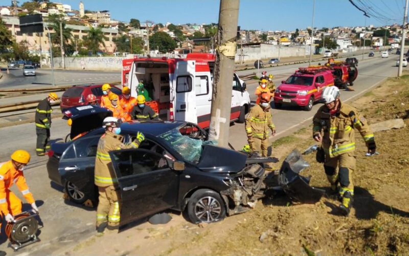 Motorista fica ferido após bater em poste na Via Expressa de Belo Horizonte - Foto: Divulgação/CBMMG