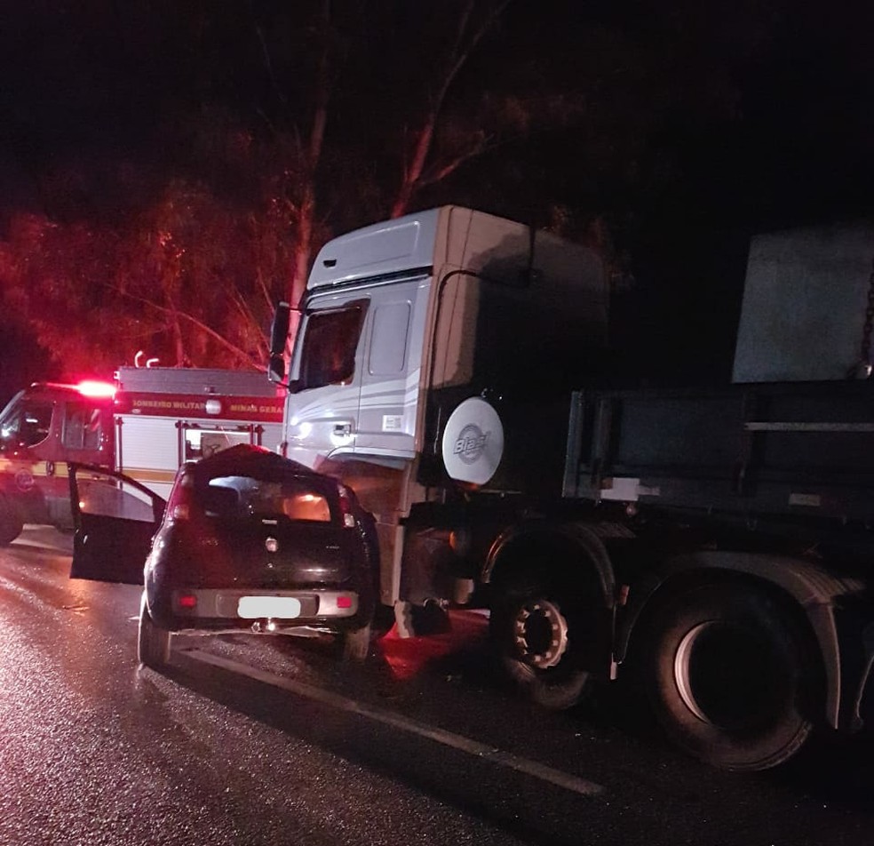 Idosa morre em acidente entre carro e carreta na BR-265 em Barbacena - Foto: Corpo de Bombeiros/Divulgação