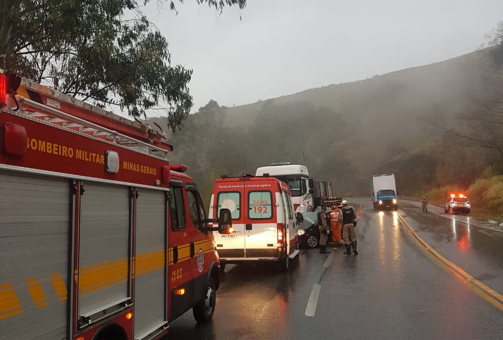 Idosa morre em acidente entre carro e carreta na BR-265 em Barbacena - Foto: Corpo de Bombeiros/Divulgação