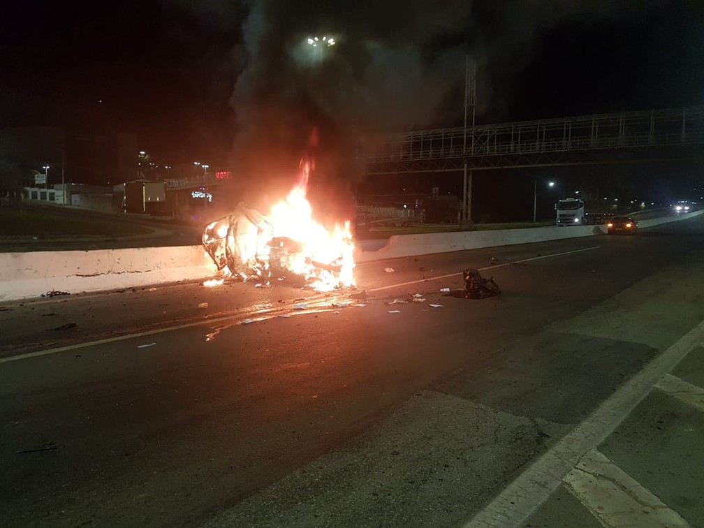 Duas pessoas morrem em grave acidente após carro pega fogo no Anel Rodoviário, em BH - Foto: Redes Sociais/Reprodução