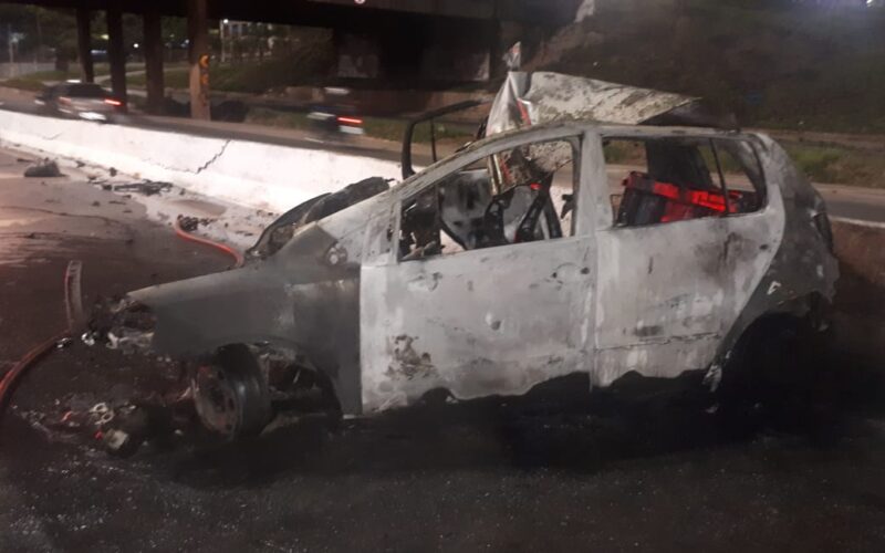 Duas pessoas morrem em grave acidente após carro pega fogo no Anel Rodoviário, em BH - Foto: Divulgação/Corpo de Bombeiros
