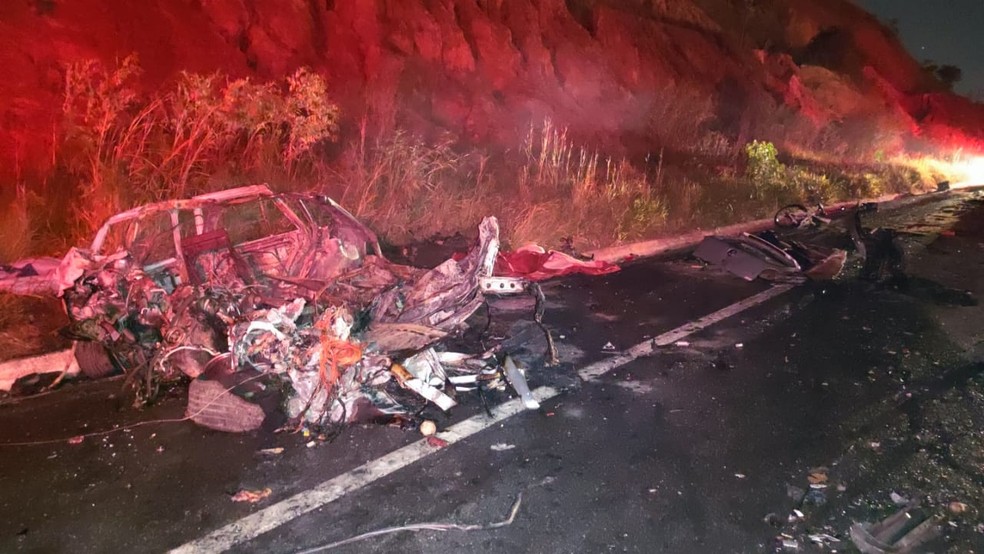 Padrasto e enteada morrem em acidente entre carro e carreta na BR-381, em Governador Valadares - Foto: Corpo de Bombeiros/Divulgação