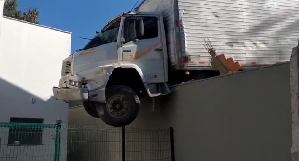 Caminhão fica pendurado em muro de posto de saúde em Betim - Foto: Reprodução