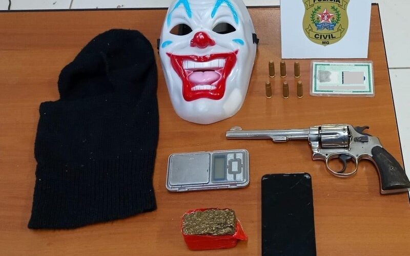 Polícia apreende arma, munições e drogas durante operação em Coronel Fabriciano - Foto: Divulgação/PCMG