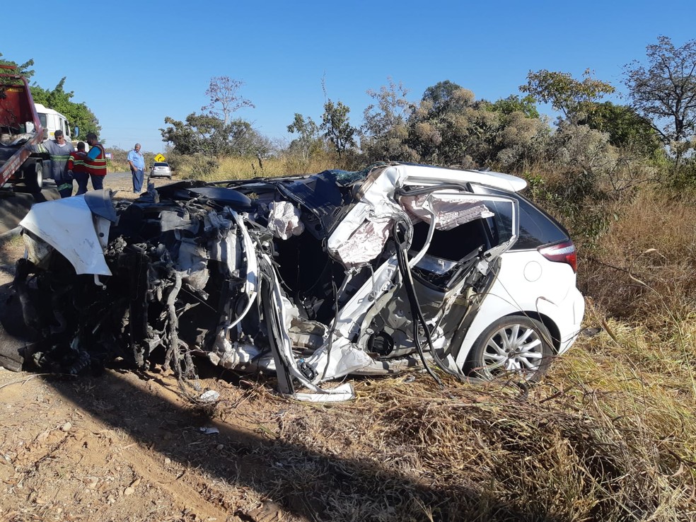 Motorista morre após veículo bater em caminhão na BR-262, em Bom Despacho - Foto: PRF/Divulgação