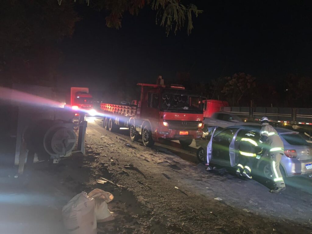 Cinco pessoas da mesma família ficam feridas após equipamento desprende de caminhão na BR-381, em Sabará - Foto: Divulgação/Corpo de Bombeiros