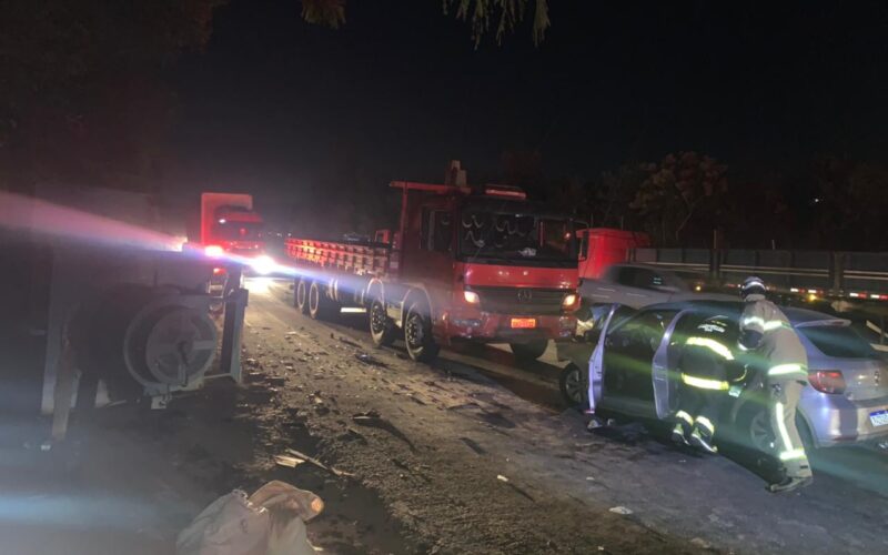 Cinco pessoas da mesma família ficam feridas após equipamento desprende de caminhão na BR-381, em Sabará - Foto: Divulgação/Corpo de Bombeiros