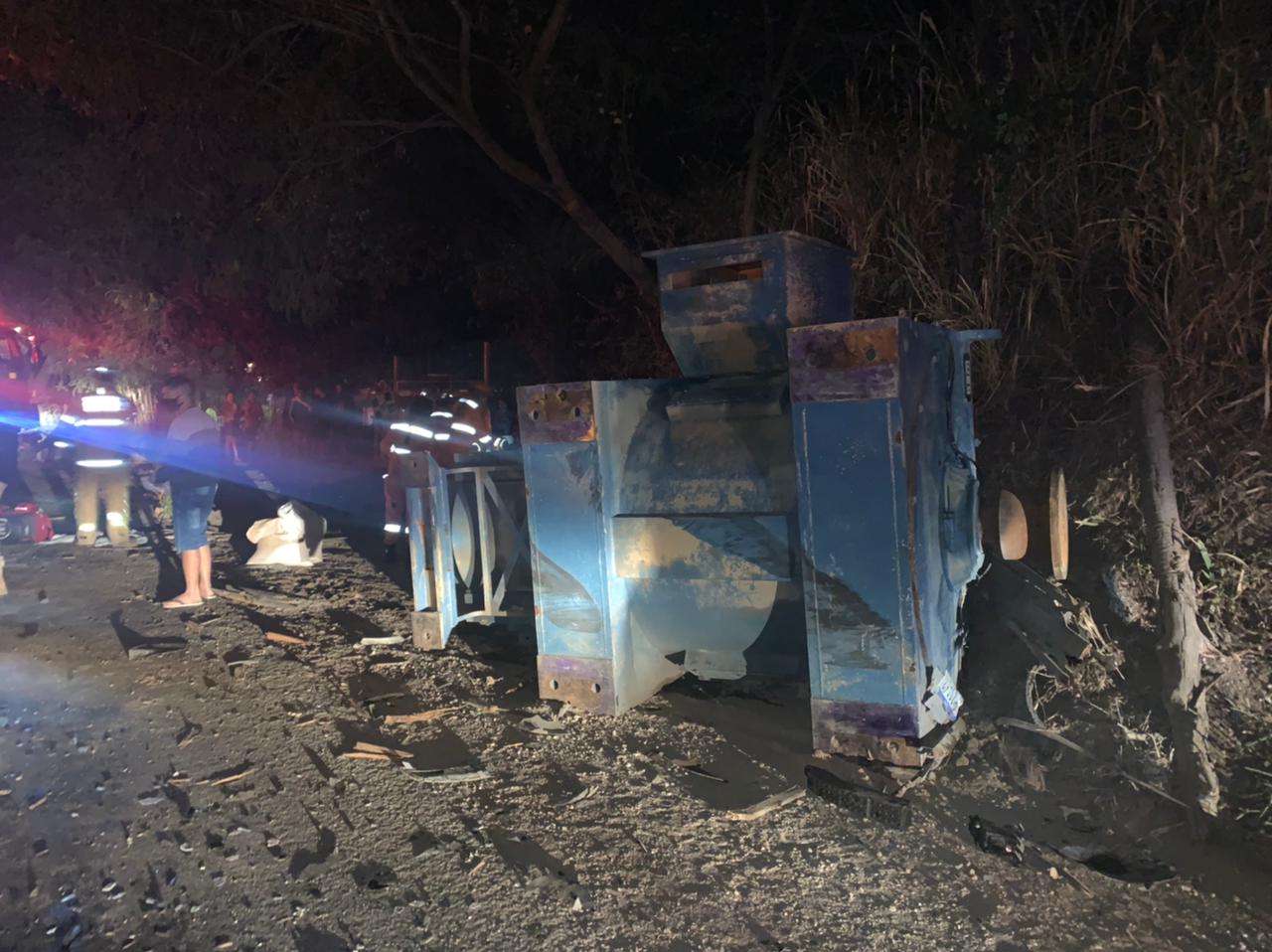 Cinco pessoas da mesma família ficam feridas após equipamento desprende de caminhão na BR-381, em Sabará - Foto: Divulgação/Corpo de Bombeiros