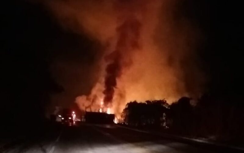 Duas pessoas morrem carbonizadas após batida entre carro e carreta na BR-431, em Itaúna - Foto: Divulgação/Corpo de Bombeiros