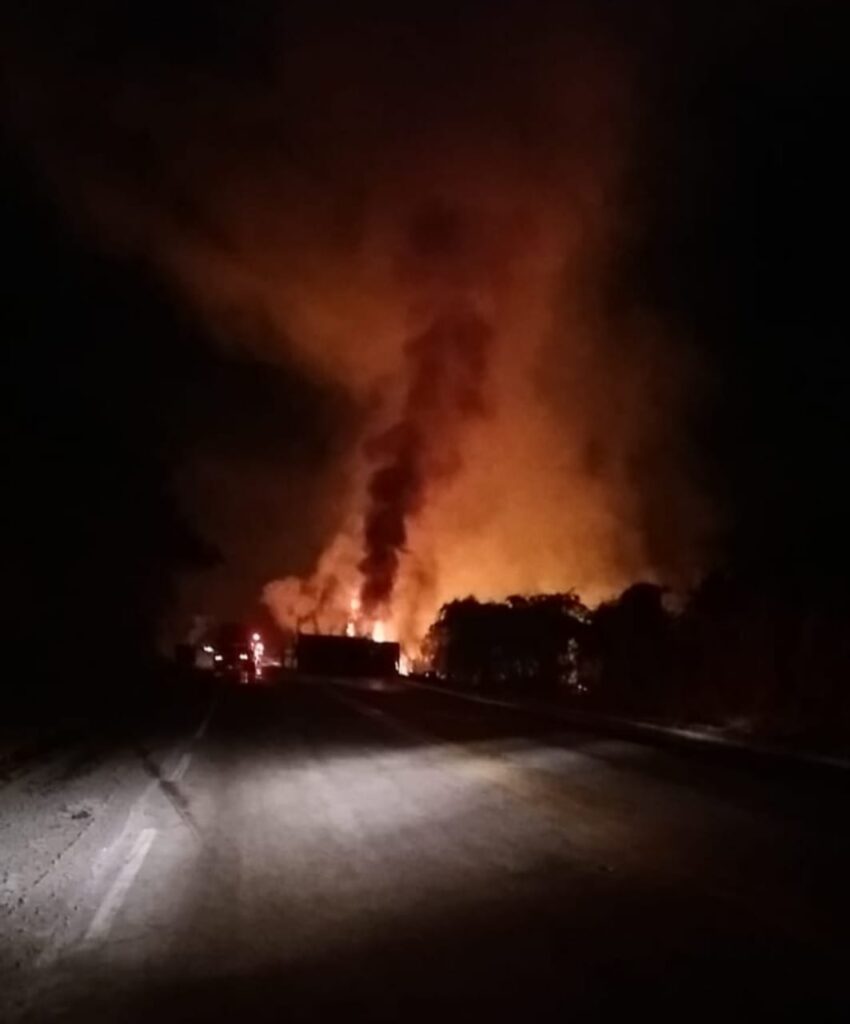 Duas pessoas morrem carbonizadas após batida entre carro e carreta na BR-431, em Itaúna - Foto: Divulgação/Corpo de Bombeiros